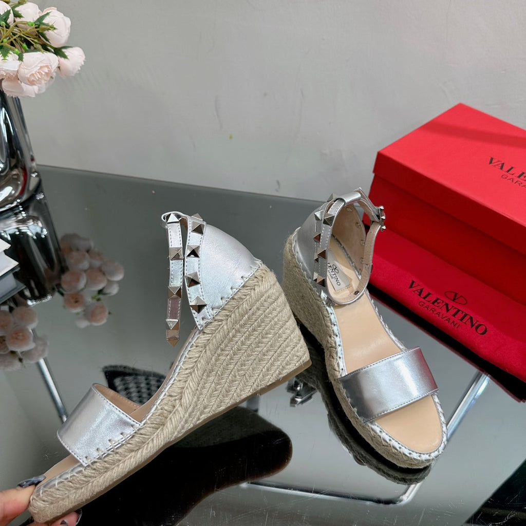 ROCKSTUD WEDGE 85 MM IN SILVER CALFSKIN