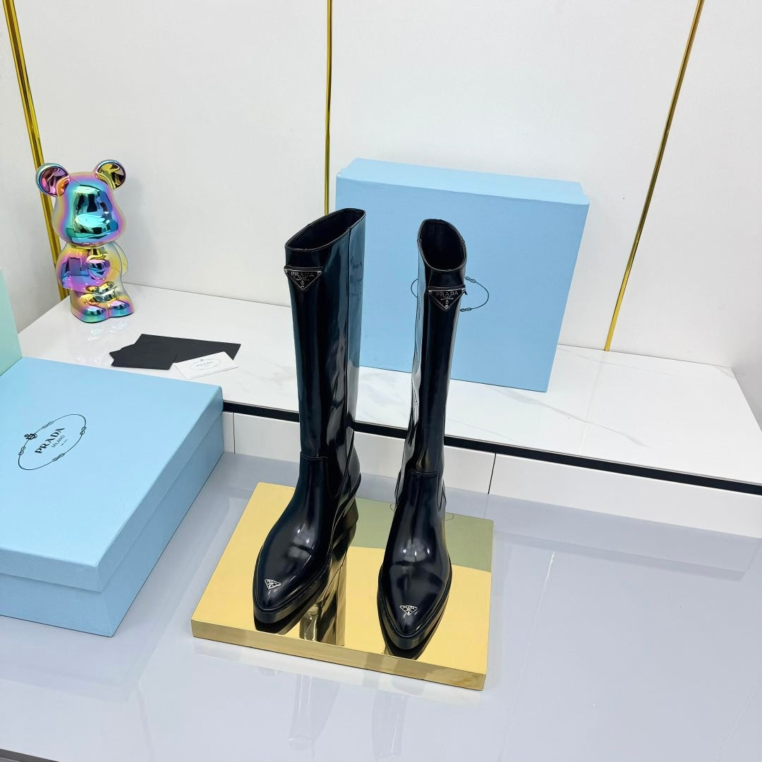 PRADA 25S POINTED TALL BOOTS 50MM IN BLACK GLOSSY CALFSKIN WITH LOGO
