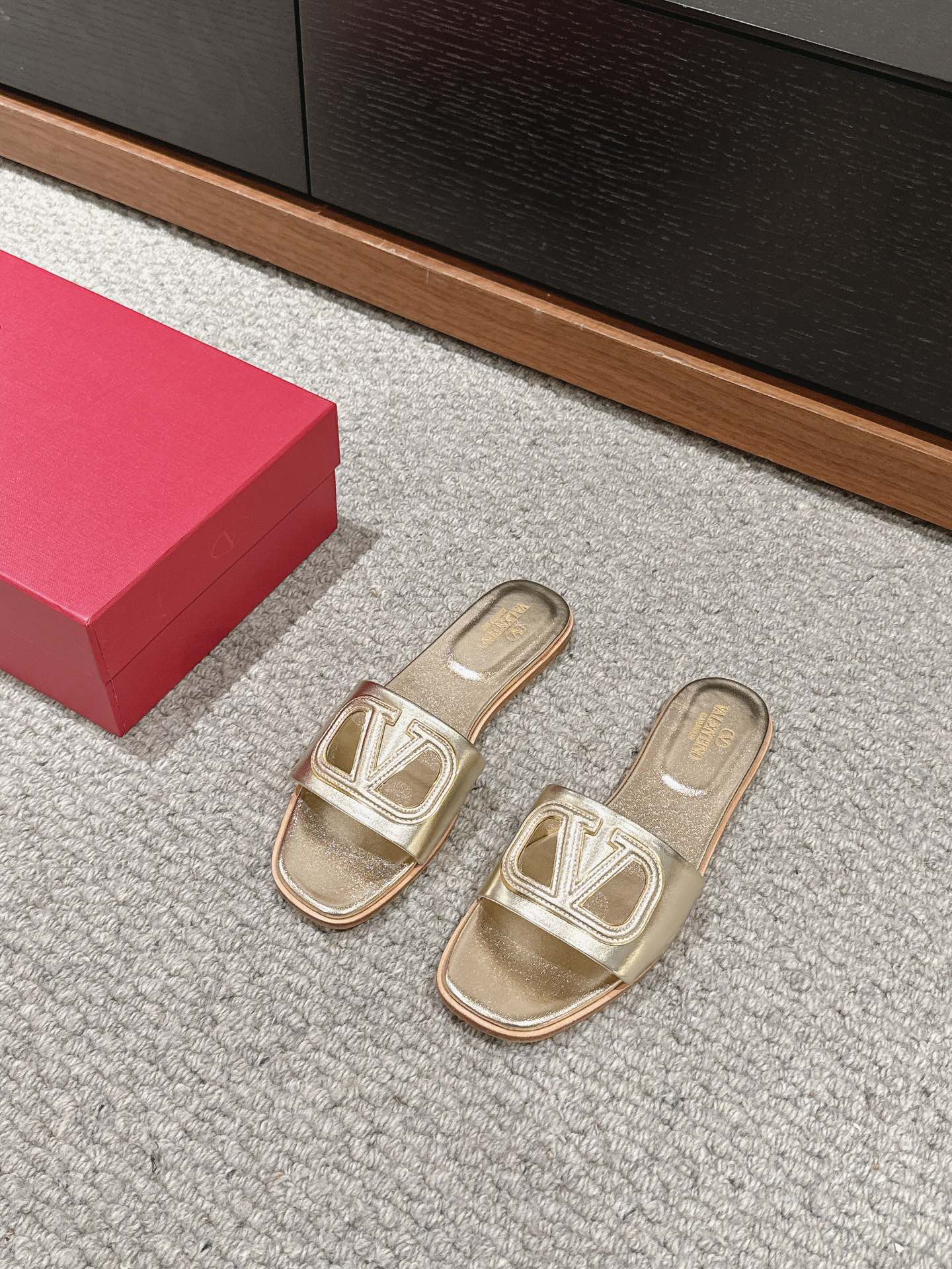 VLOGO CUT-OUT GOLD CALFSKIN SLIDE SANDAL