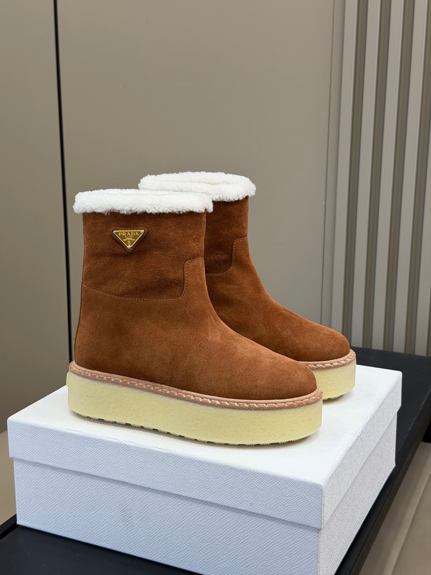 PRADA 25S ANKLE BOOTS 40 MM IN RK BROWN SUEDE SHEARLING-LINED